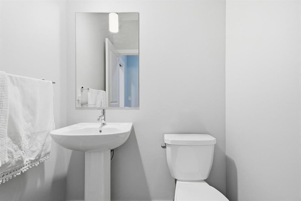 902 Bluerock Way Sw, Calgary, AB - Indoor Photo Showing Bathroom