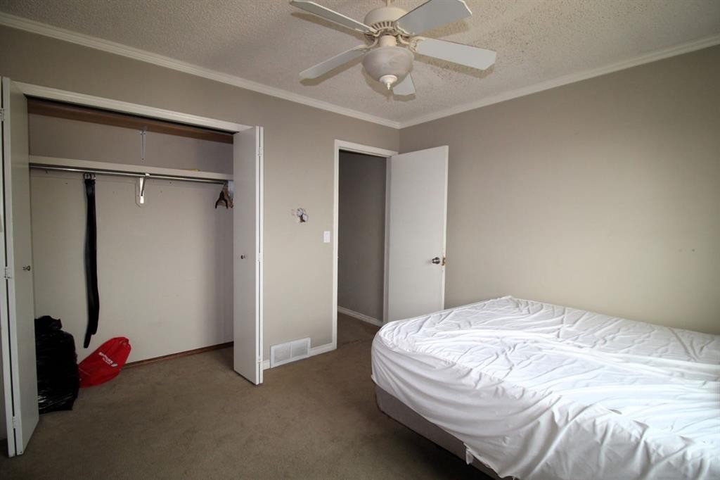 112 Macewan Meadow Crescent Nw, Calgary, AB - Indoor Photo Showing Bedroom