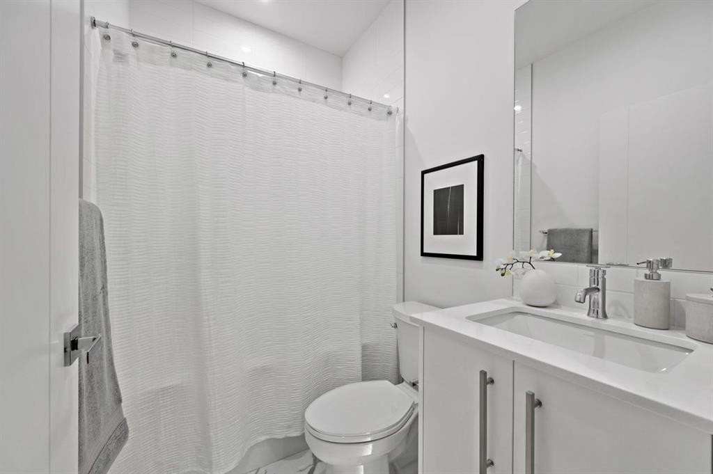 516-310 15 Avenue Sw, Calgary, AB - Indoor Photo Showing Bathroom