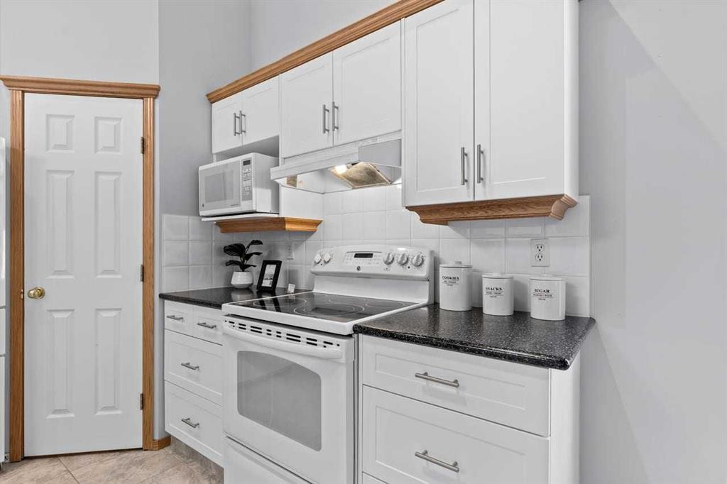 26 Chaparral Close Se, Calgary, AB - Indoor Photo Showing Kitchen