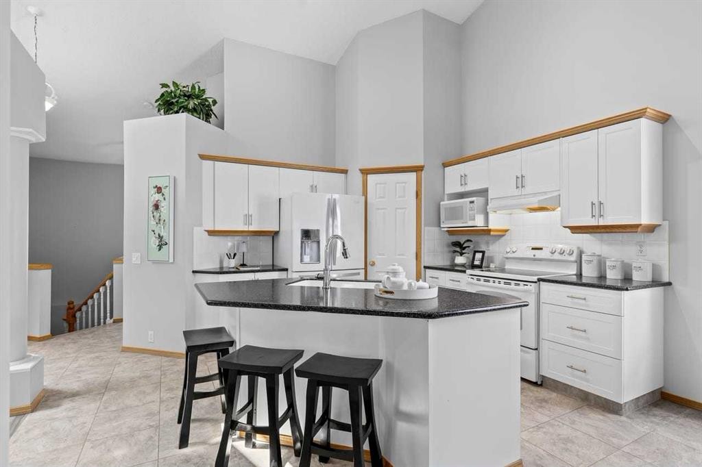 26 Chaparral Close Se, Calgary, AB - Indoor Photo Showing Kitchen