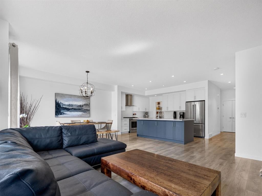 228 Masters Crescent Se, Calgary, AB - Indoor Photo Showing Living Room
