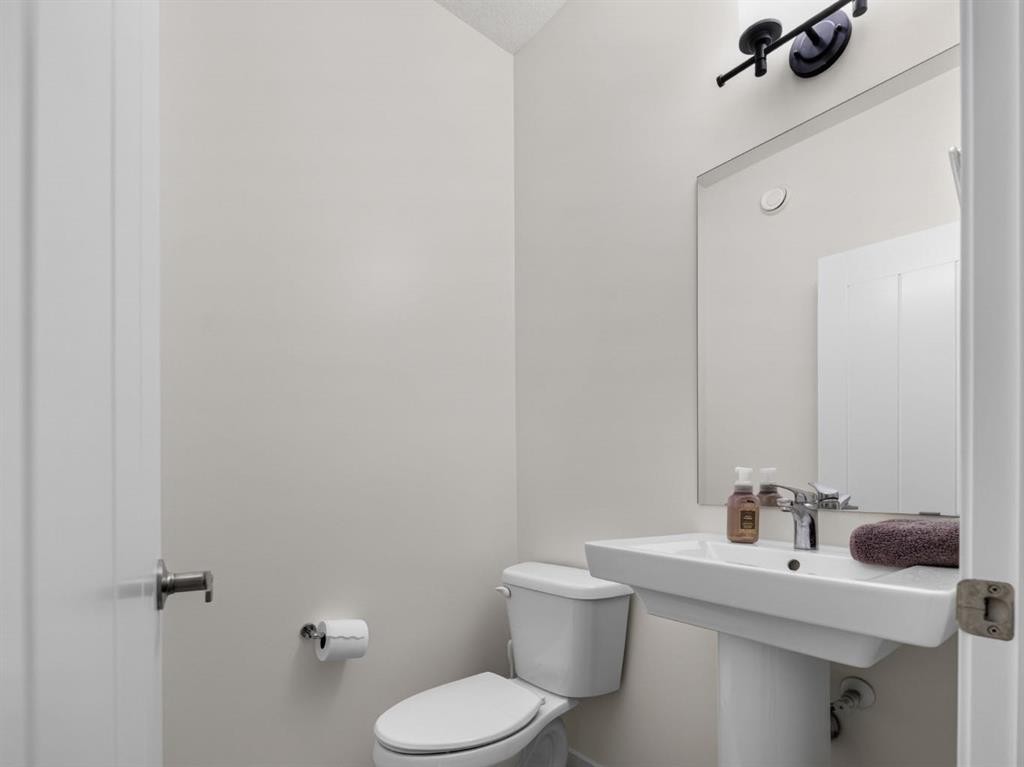 228 Masters Crescent Se, Calgary, AB - Indoor Photo Showing Bathroom