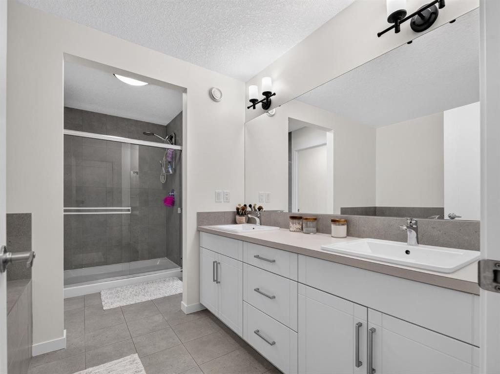 228 Masters Crescent Se, Calgary, AB - Indoor Photo Showing Bathroom