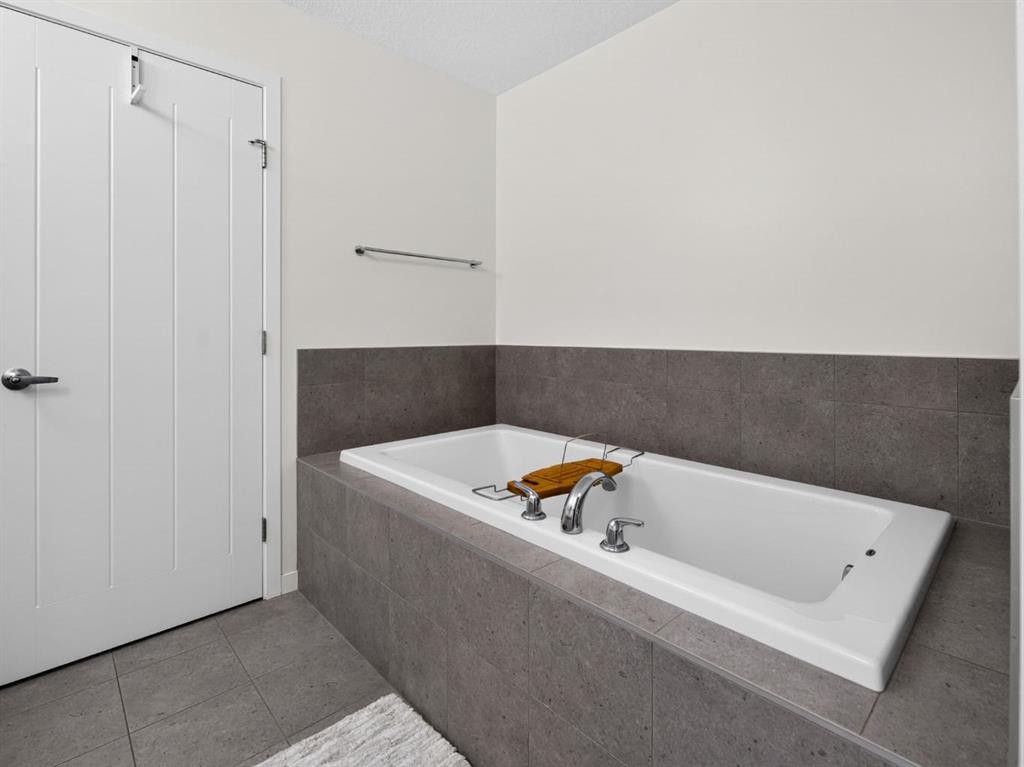 228 Masters Crescent Se, Calgary, AB - Indoor Photo Showing Bathroom