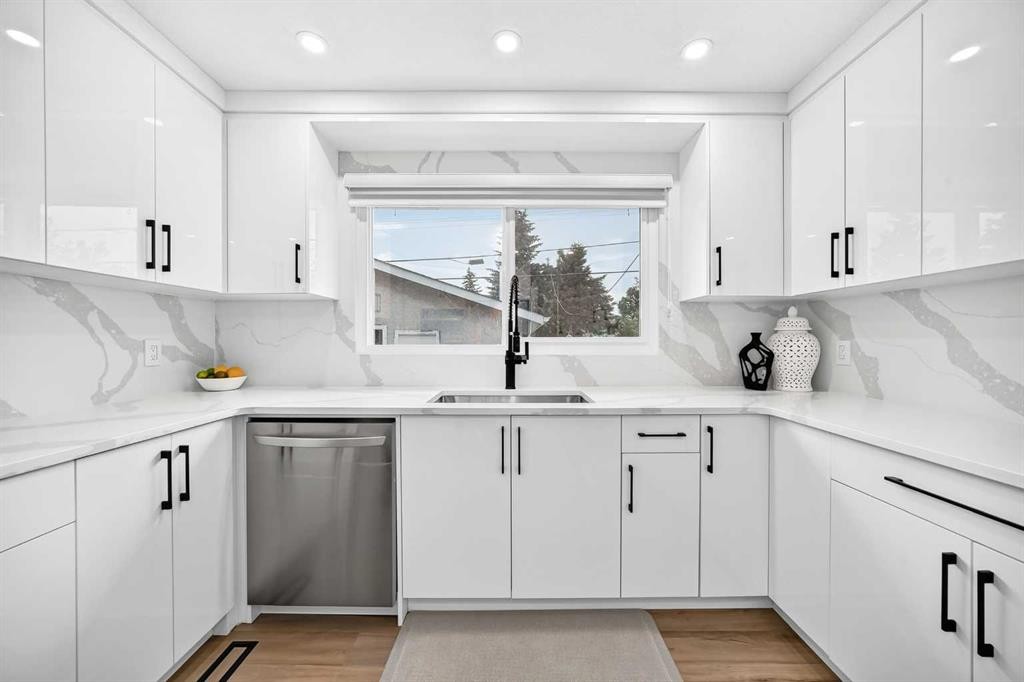 615 Marian Crescent Ne, Calgary, AB - Indoor Photo Showing Kitchen