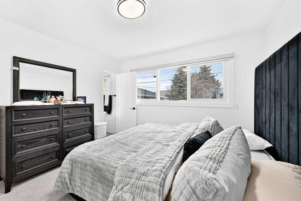 615 Marian Crescent Ne, Calgary, AB - Indoor Photo Showing Bedroom