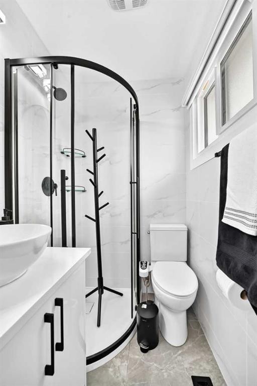 615 Marian Crescent Ne, Calgary, AB - Indoor Photo Showing Bathroom