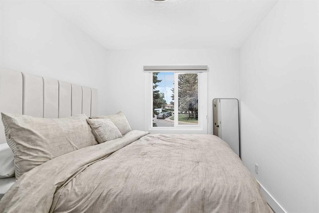 615 Marian Crescent Ne, Calgary, AB - Indoor Photo Showing Bedroom