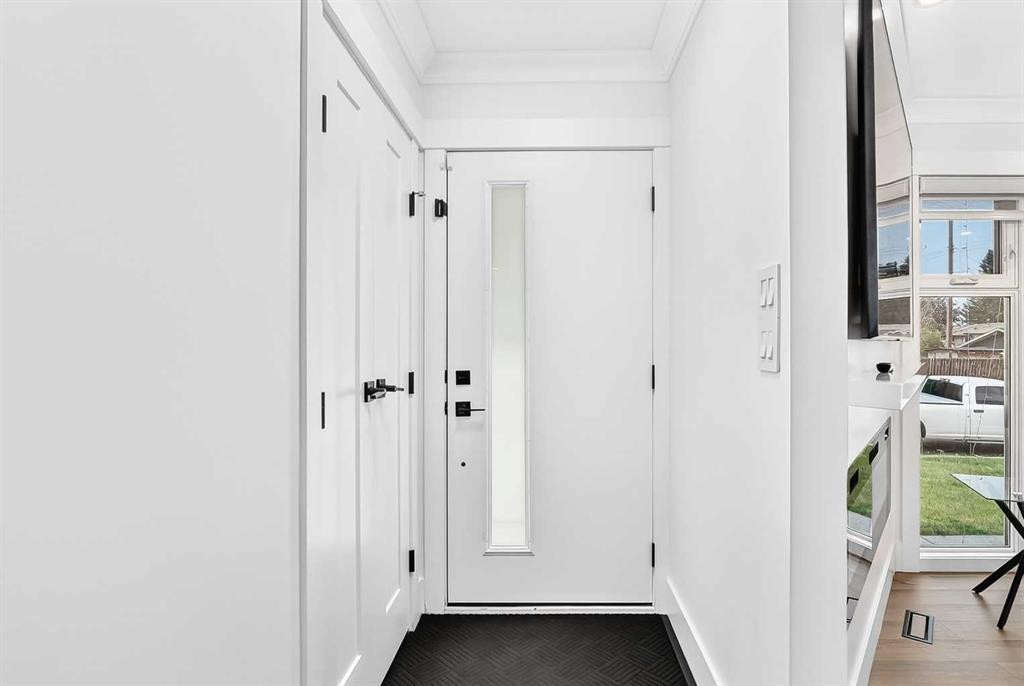 615 Marian Crescent Ne, Calgary, AB - Indoor Photo Showing Other Room