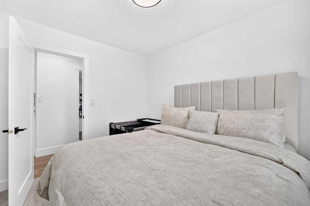 615 Marian Crescent Ne, Calgary, AB - Indoor Photo Showing Bedroom