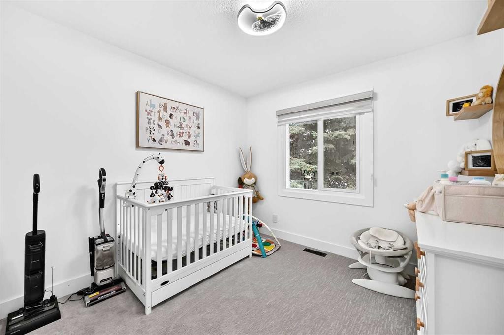 615 Marian Crescent Ne, Calgary, AB - Indoor Photo Showing Bedroom