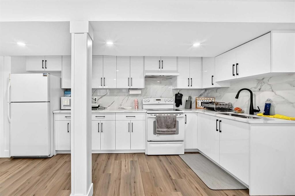 615 Marian Crescent Ne, Calgary, AB - Indoor Photo Showing Kitchen
