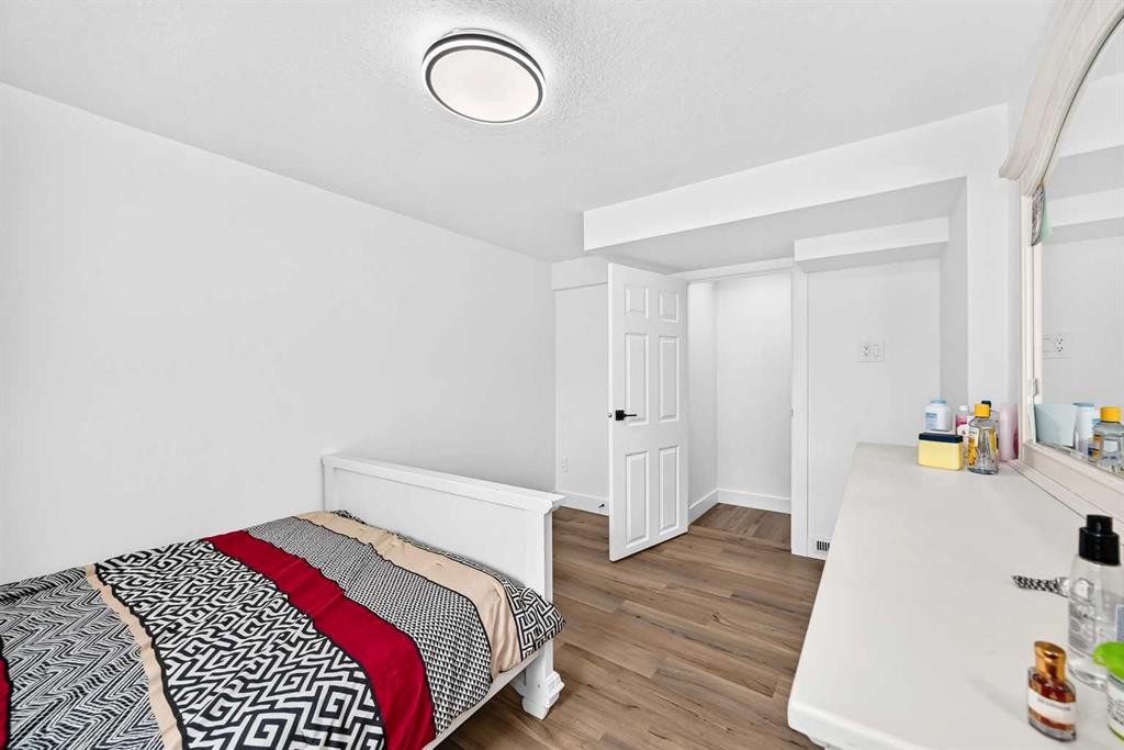 615 Marian Crescent Ne, Calgary, AB - Indoor Photo Showing Bedroom