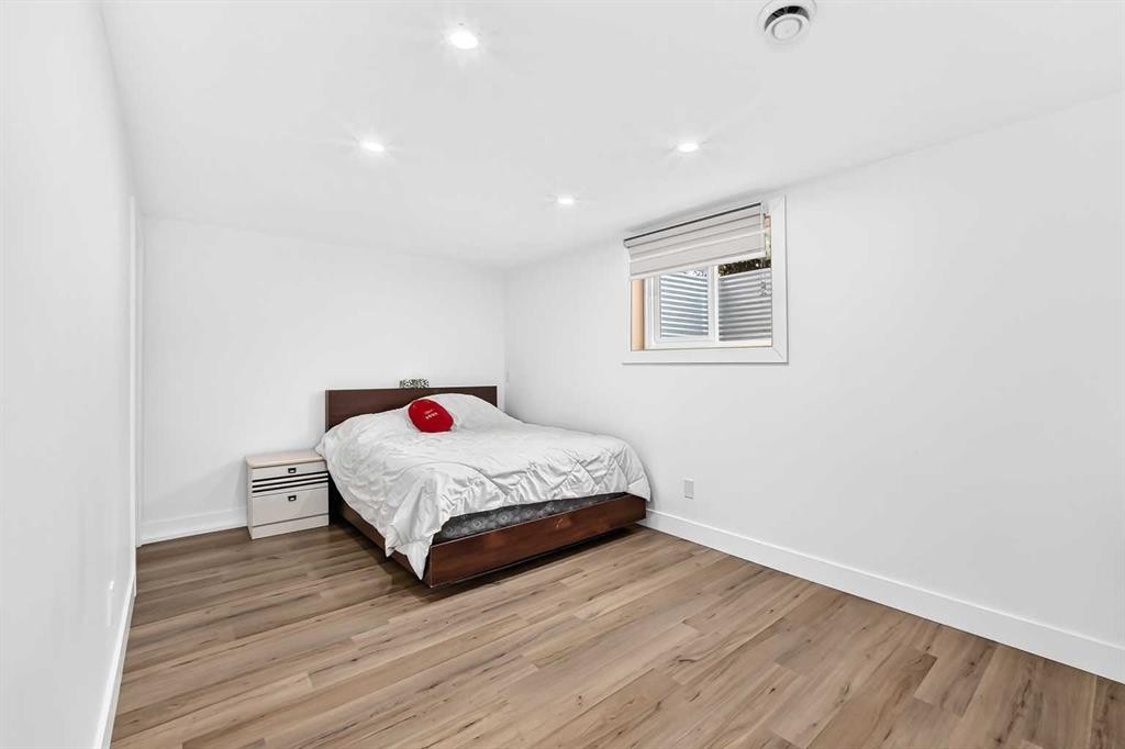 615 Marian Crescent Ne, Calgary, AB - Indoor Photo Showing Bedroom