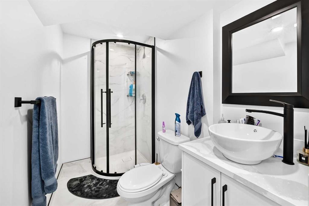 615 Marian Crescent Ne, Calgary, AB - Indoor Photo Showing Bathroom