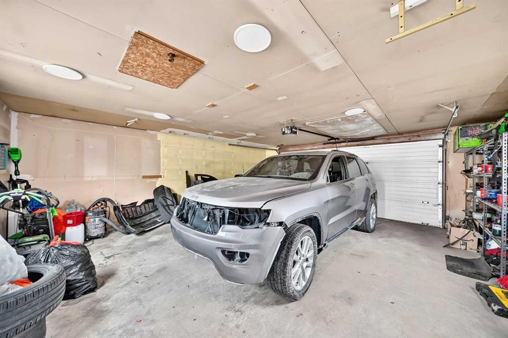 615 Marian Crescent Ne, Calgary, AB - Indoor Photo Showing Garage
