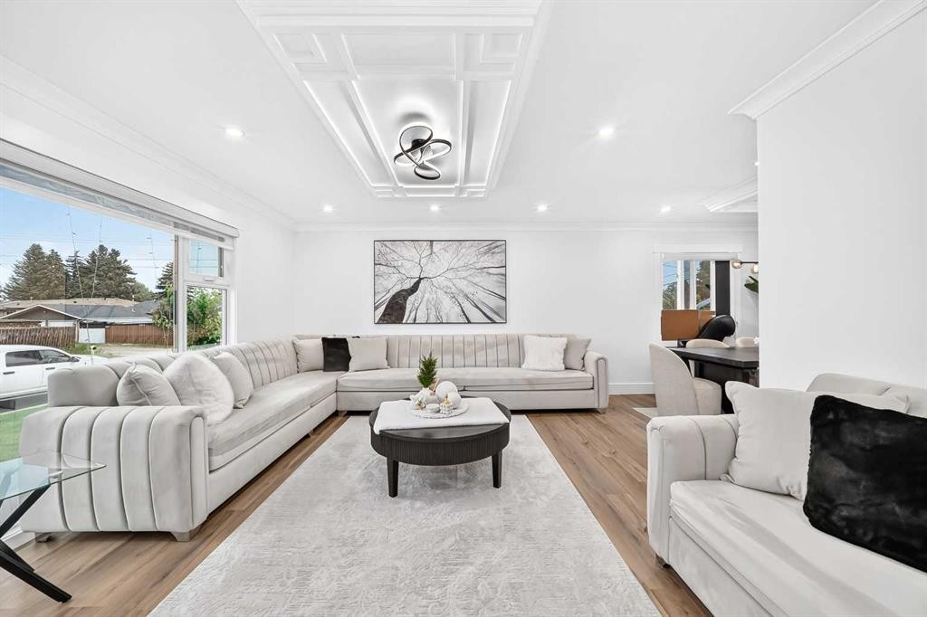 615 Marian Crescent Ne, Calgary, AB - Indoor Photo Showing Living Room