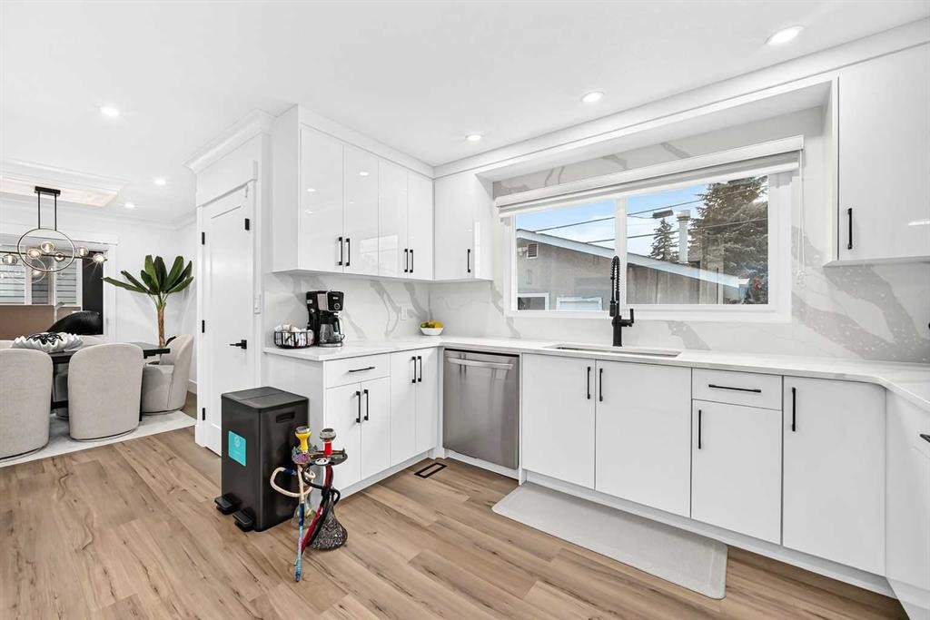 615 Marian Crescent Ne, Calgary, AB - Indoor Photo Showing Kitchen