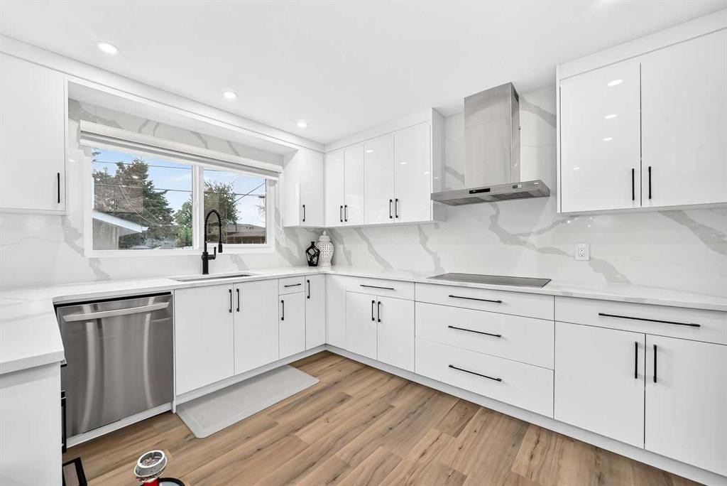 615 Marian Crescent Ne, Calgary, AB - Indoor Photo Showing Kitchen With Upgraded Kitchen