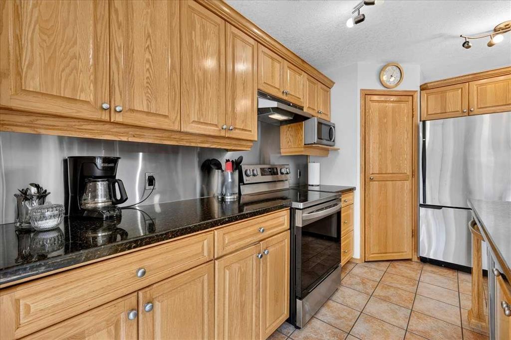 23 Cranfield Crescent Se, Calgary, AB - Indoor Photo Showing Kitchen