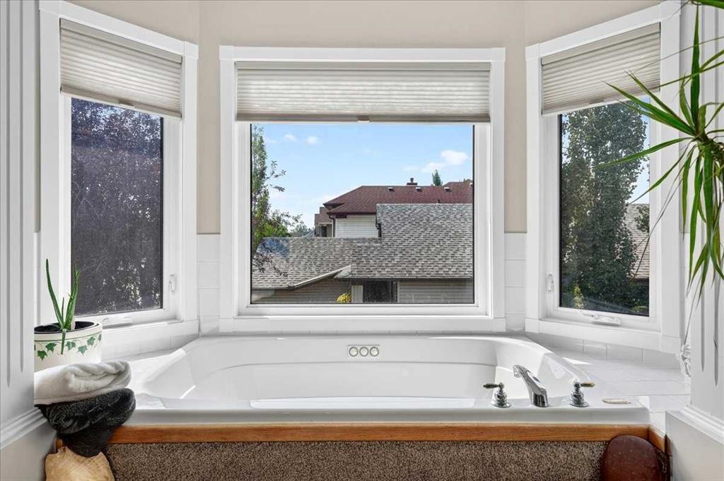 23 Cranfield Crescent Se, Calgary, AB - Indoor Photo Showing Bathroom