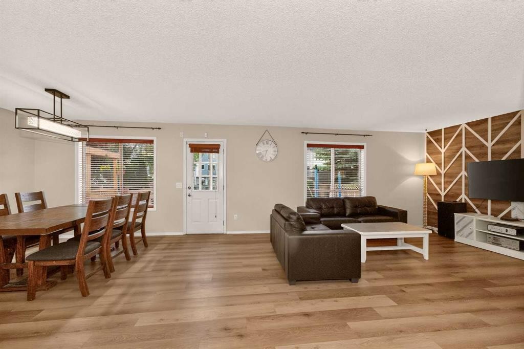 137 Douglas Glen Manor Se, Calgary, AB - Indoor
