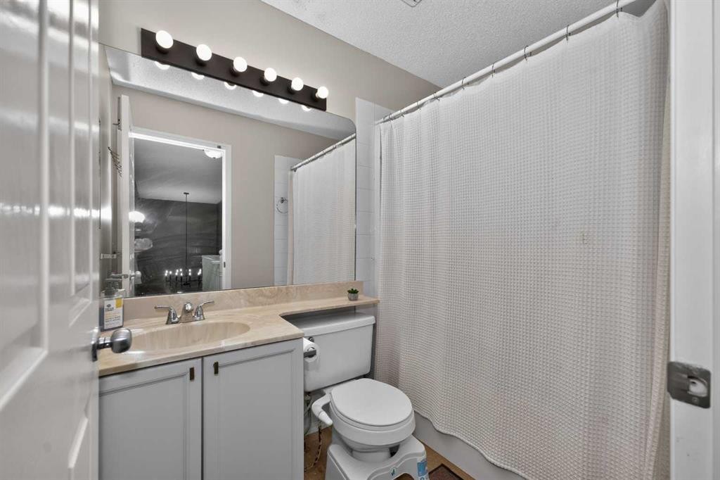 137 Douglas Glen Manor Se, Calgary, AB - Indoor Photo Showing Bathroom