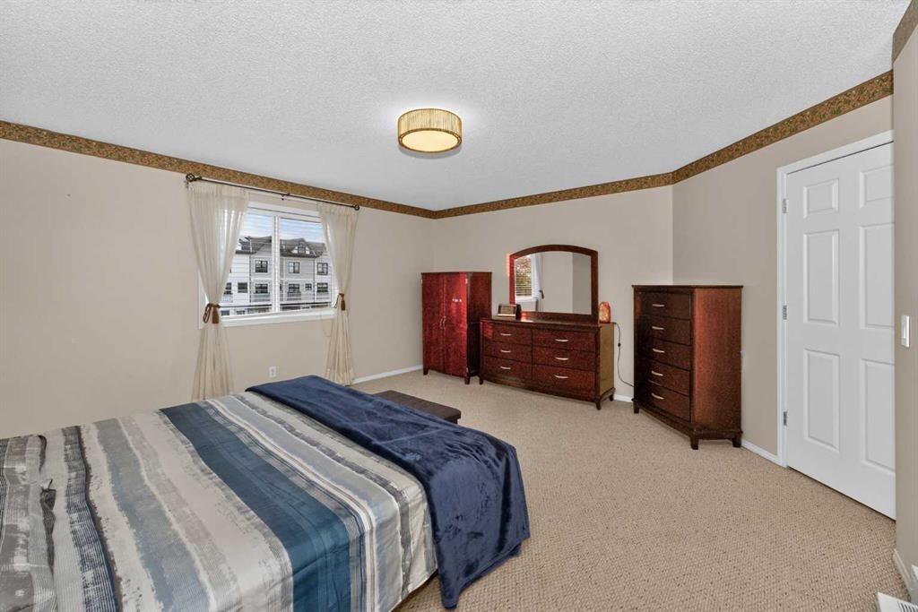 137 Douglas Glen Manor Se, Calgary, AB - Indoor Photo Showing Bedroom