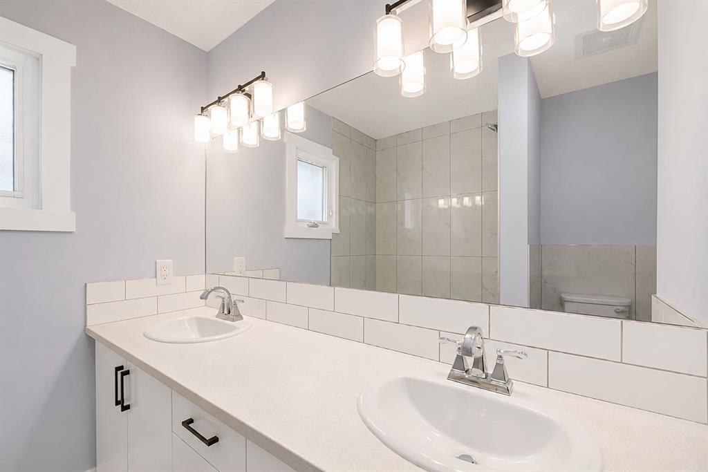 755 Penbrooke Road Se, Calgary, AB - Indoor Photo Showing Bathroom