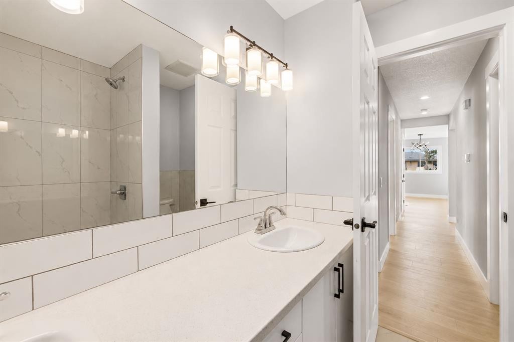 755 Penbrooke Road Se, Calgary, AB - Indoor Photo Showing Bathroom