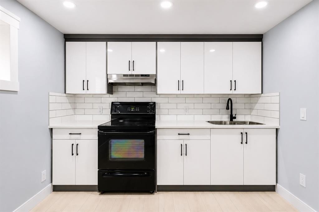 755 Penbrooke Road Se, Calgary, AB - Indoor Photo Showing Kitchen With Double Sink