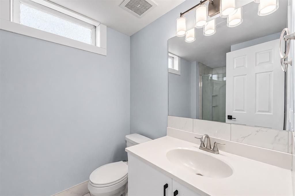 755 Penbrooke Road Se, Calgary, AB - Indoor Photo Showing Bathroom