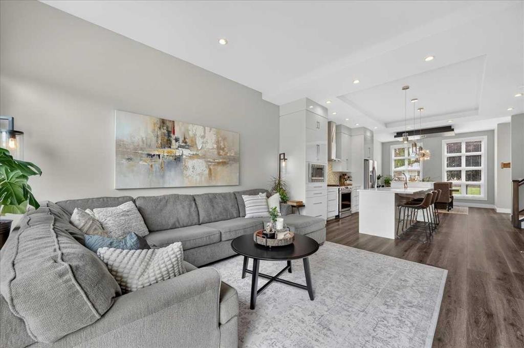 3127 44 Street Sw, Calgary, AB - Indoor Photo Showing Living Room