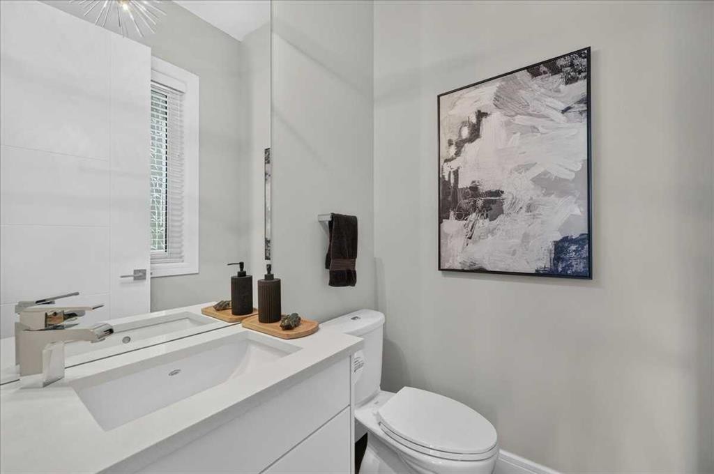 3127 44 Street Sw, Calgary, AB - Indoor Photo Showing Bathroom