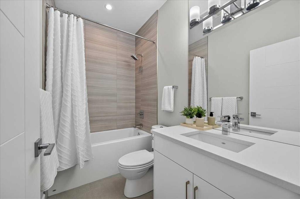 3127 44 Street Sw, Calgary, AB - Indoor Photo Showing Bathroom