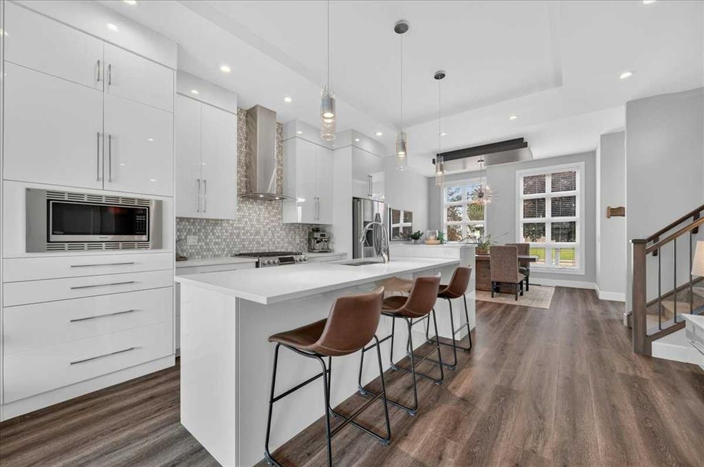 3127 44 Street Sw, Calgary, AB - Indoor Photo Showing Kitchen With Upgraded Kitchen