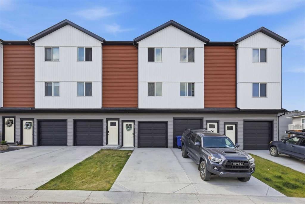 11 Park Lane, Didsbury, AB - Outdoor With Facade