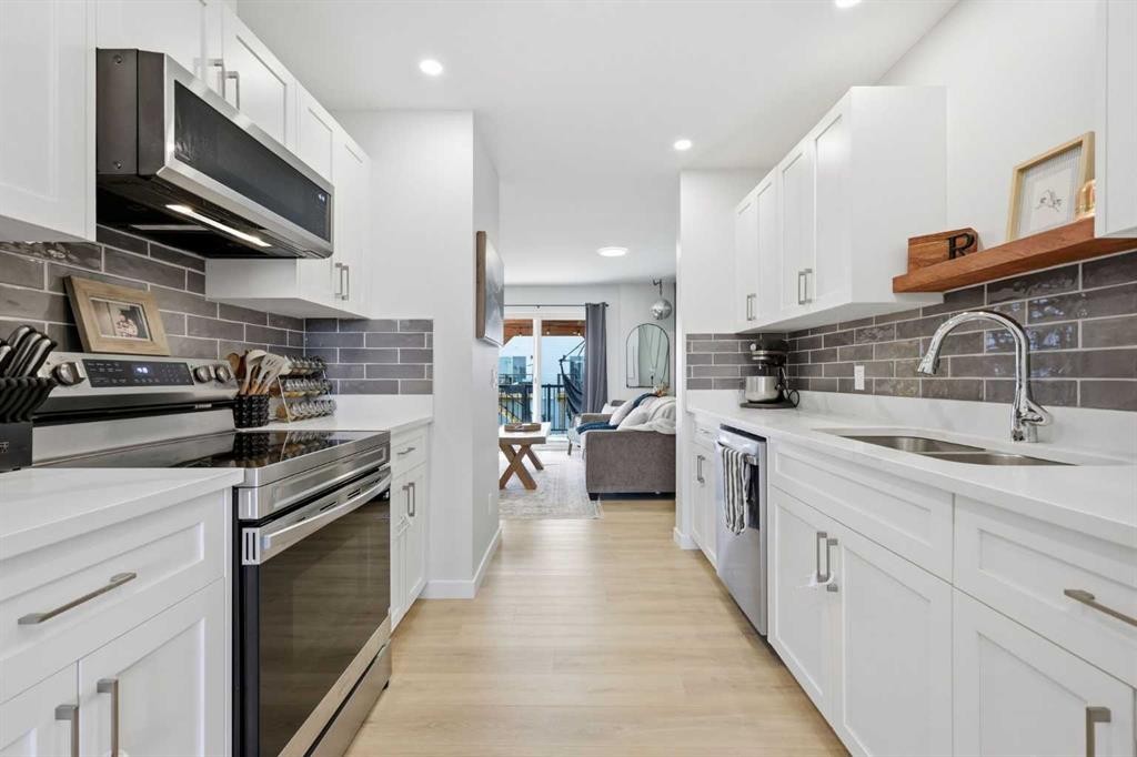 11 Park Lane, Didsbury, AB - Indoor Photo Showing Kitchen With Double Sink With Upgraded Kitchen