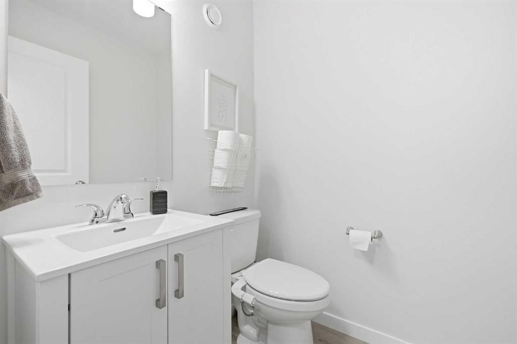 11 Park Lane, Didsbury, AB - Indoor Photo Showing Bathroom