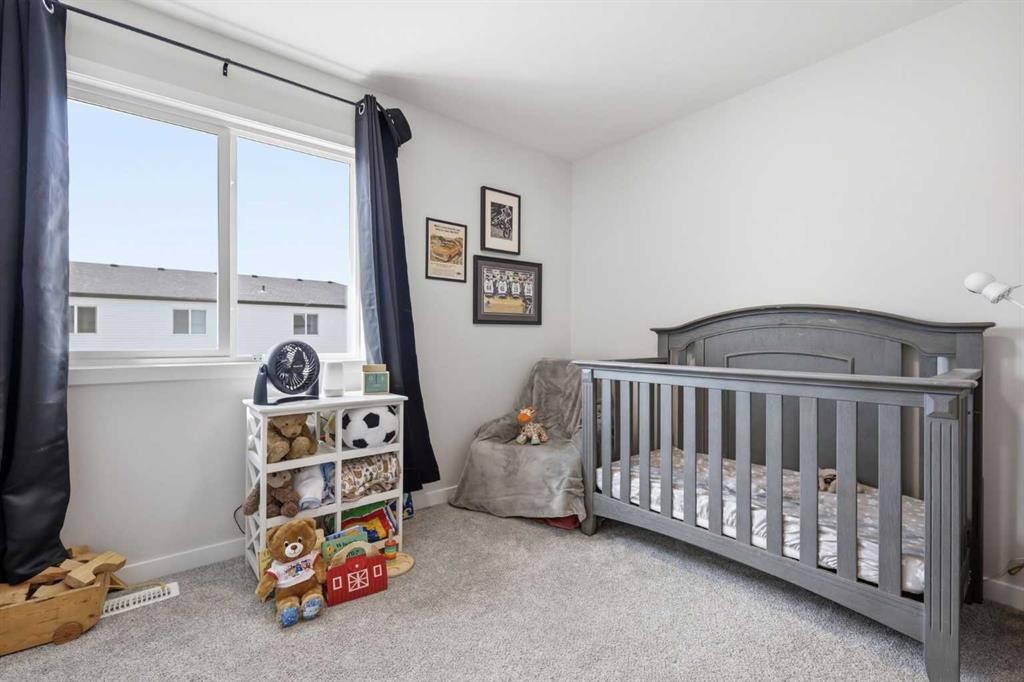 11 Park Lane, Didsbury, AB - Indoor Photo Showing Bedroom