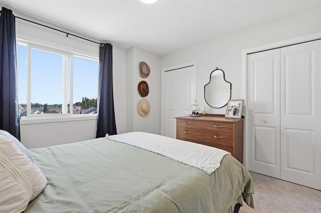 11 Park Lane, Didsbury, AB - Indoor Photo Showing Bedroom