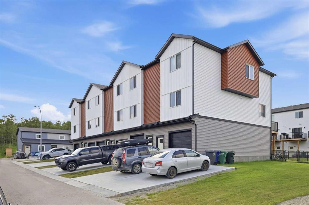 11 Park Lane, Didsbury, AB - Outdoor
