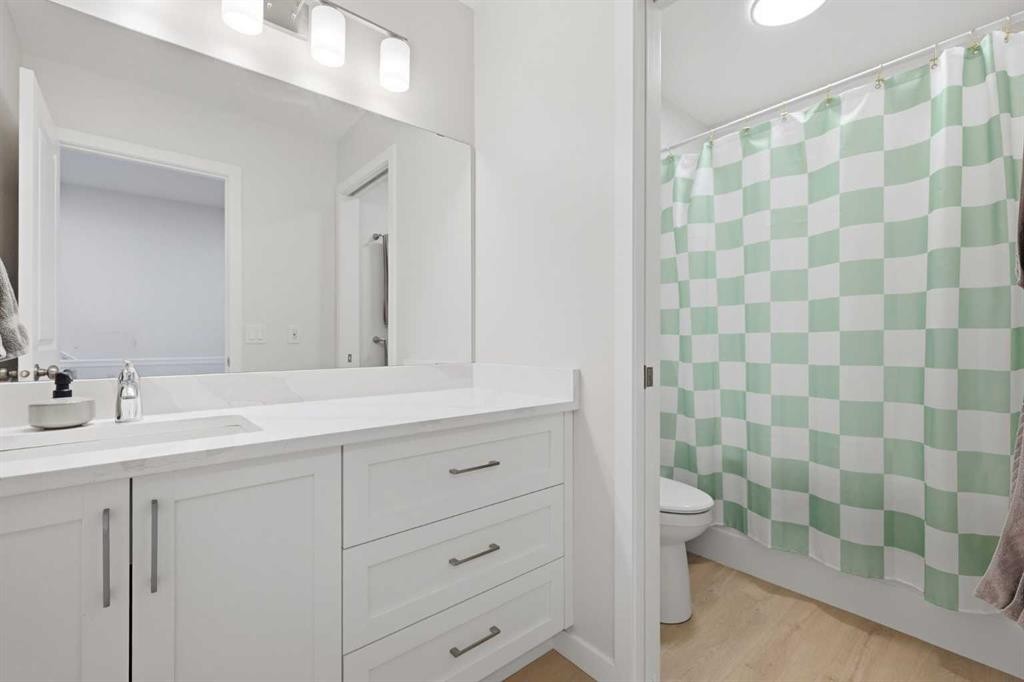 11 Park Lane, Didsbury, AB - Indoor Photo Showing Bathroom