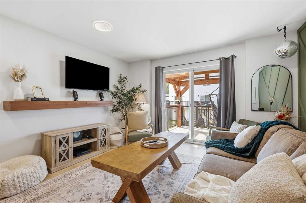11 Park Lane, Didsbury, AB - Indoor Photo Showing Living Room