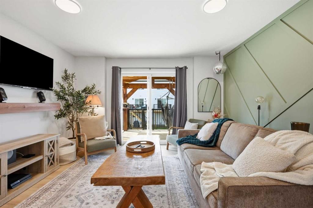 11 Park Lane, Didsbury, AB - Indoor Photo Showing Living Room