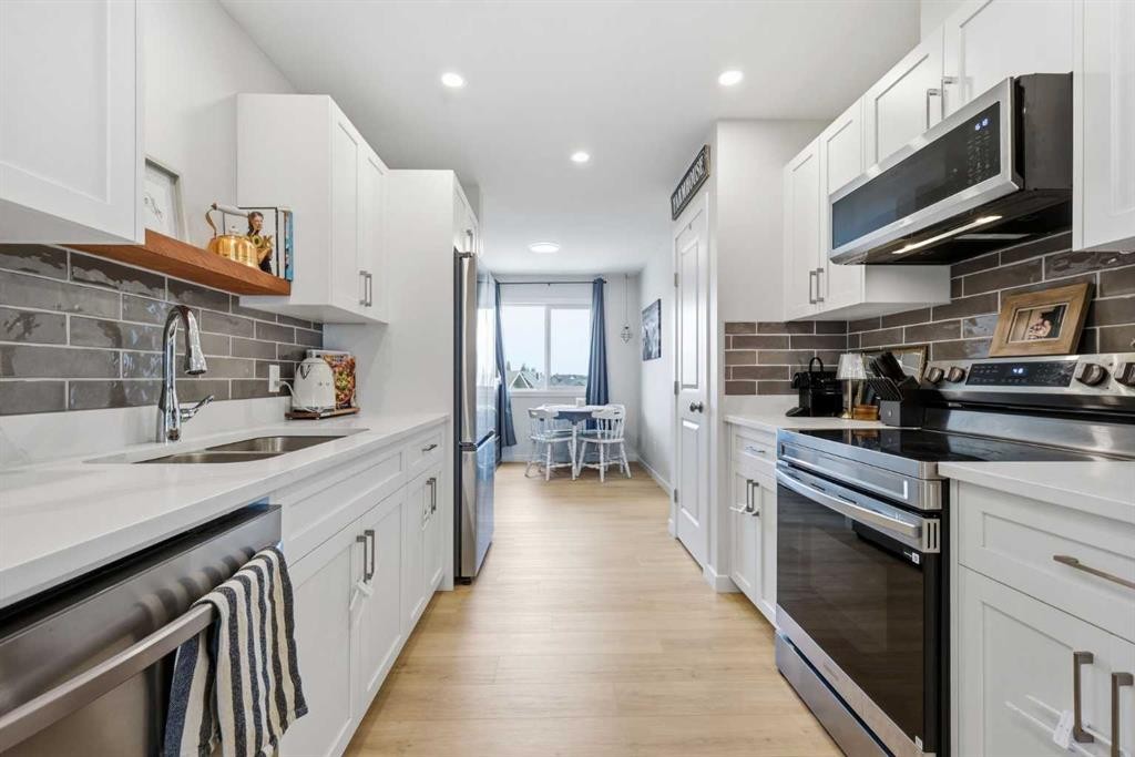 11 Park Lane, Didsbury, AB - Indoor Photo Showing Kitchen With Double Sink With Upgraded Kitchen