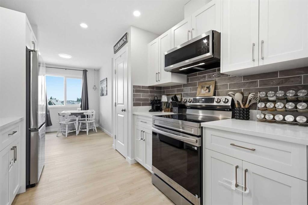 11 Park Lane, Didsbury, AB - Indoor Photo Showing Kitchen With Upgraded Kitchen