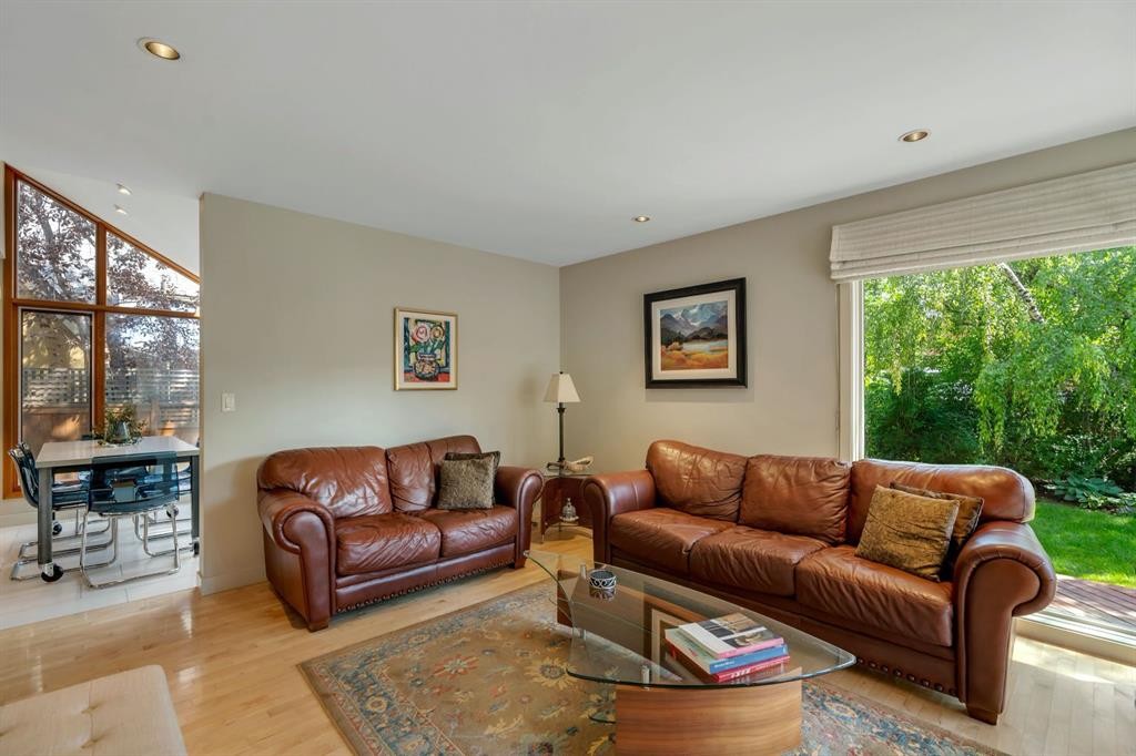 521 30 Avenue Sw, Calgary, AB - Indoor Photo Showing Living Room