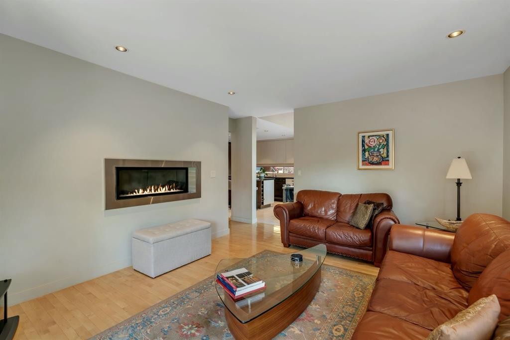 521 30 Avenue Sw, Calgary, AB - Indoor Photo Showing Living Room